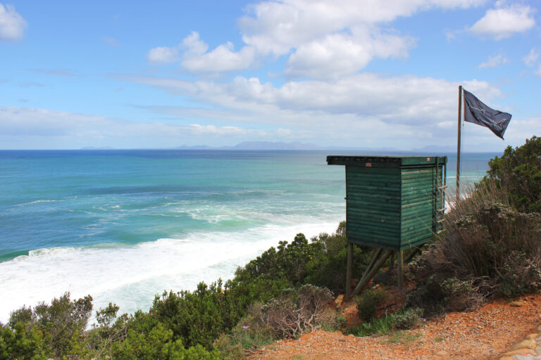 spot huisje langs de zee in hermanus