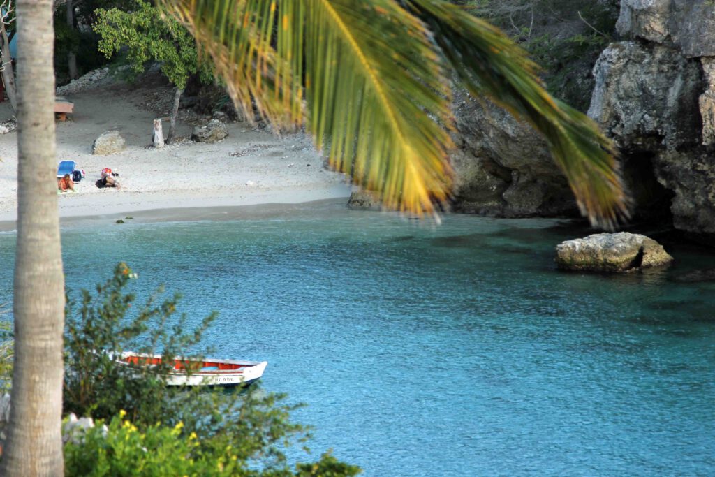 curacao met kinderen strand