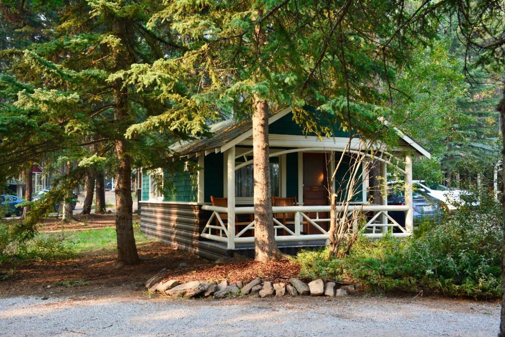Johnston Canyon Lodge & Bungalows